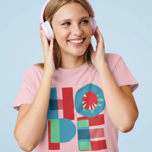 Camiseta "HOPE" Colorida Estilo Optimista