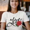 Camiseta "LOVE" Rosa Estilo Romántico y Moderno