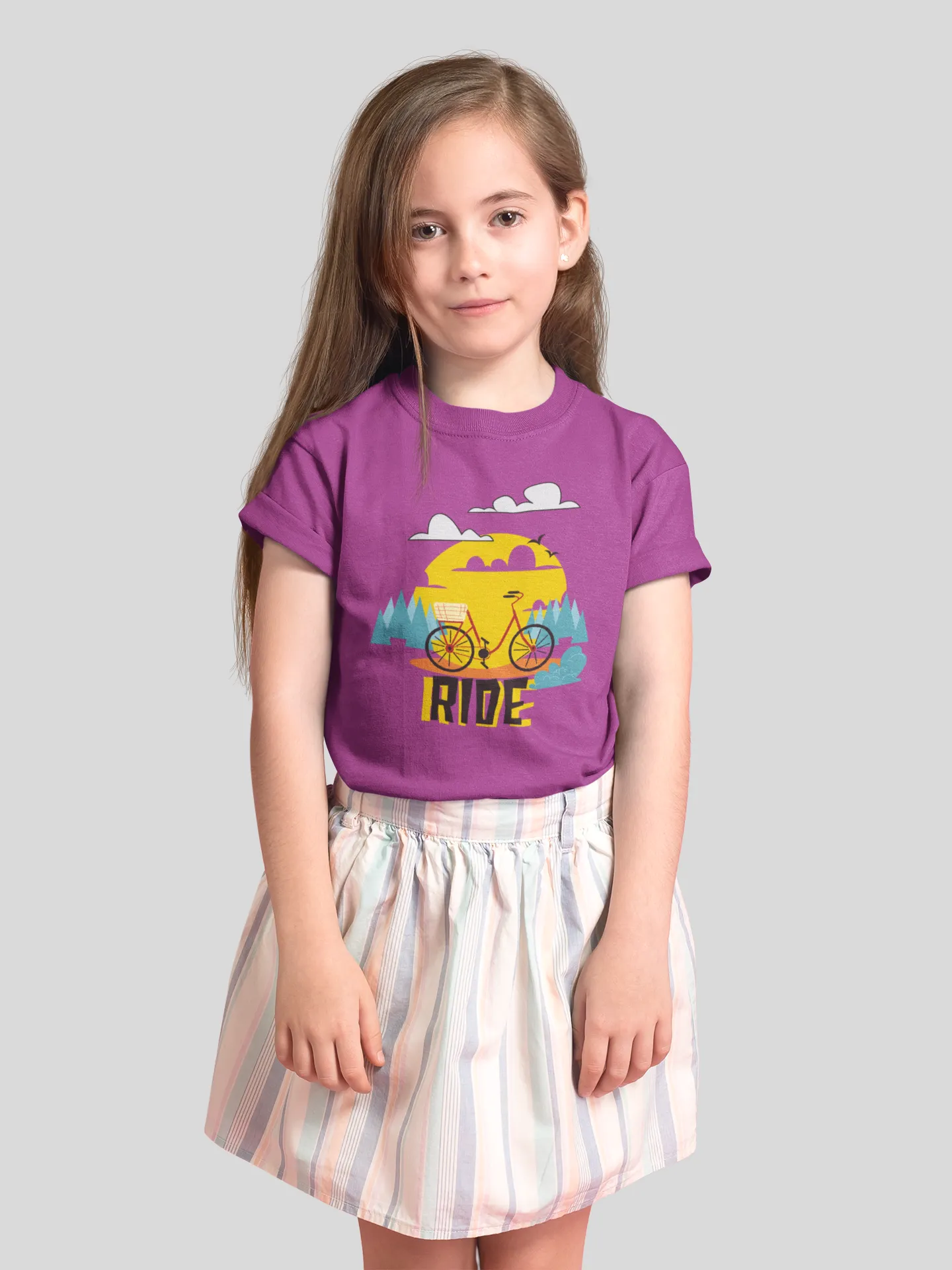 Camiseta bicicleta y paisaje al atardecer