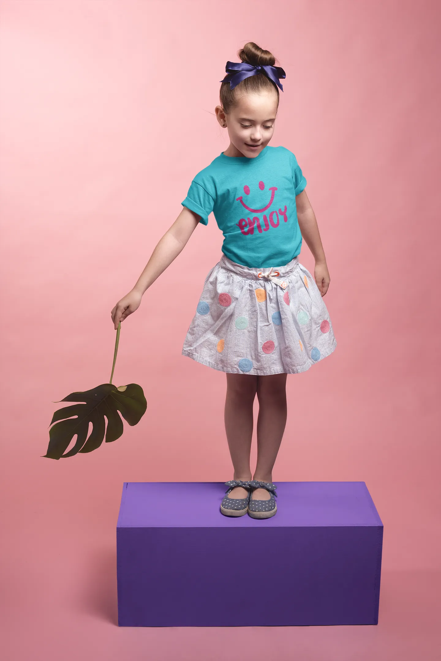 Camiseta con estampado sonriente y frase Enjoy