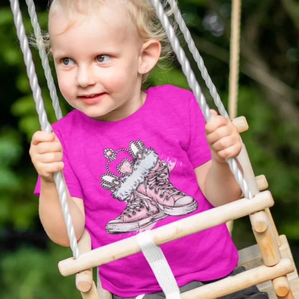 Camiseta 'Botas con Corona' diseño brillante