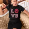 Camiseta LOVE con Labios Rojos Estilo Romántico