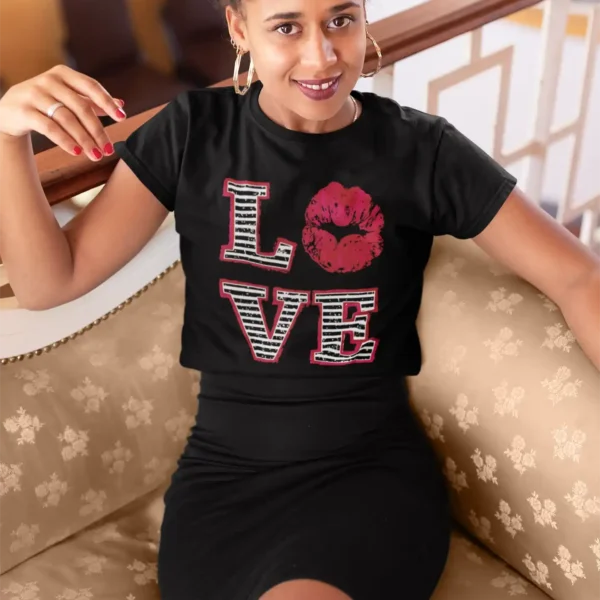Camiseta LOVE con Labios Rojos Estilo Romántico