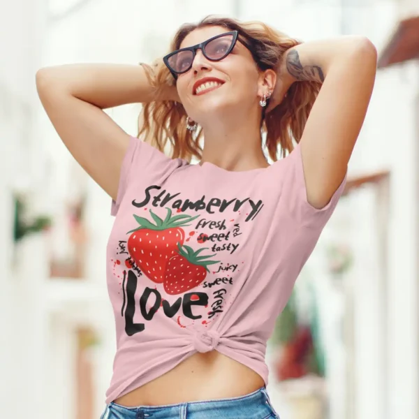 Camiseta "Strawberry Love" con Fresas y Dulce