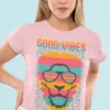 Camiseta León "Good Vibes" Retro Colorido