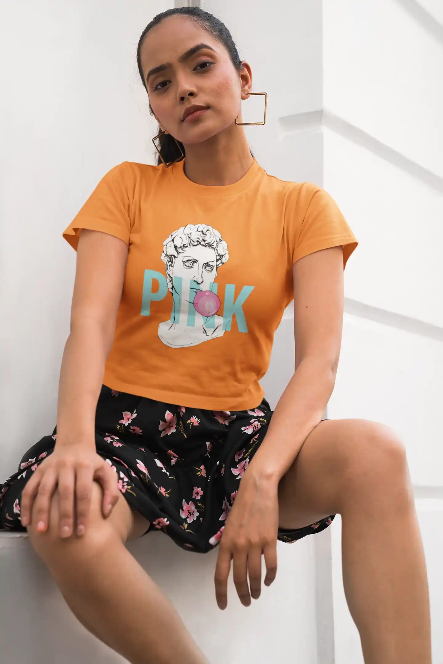 Camiseta Diseño Estatua Vintage Chicle Rosa