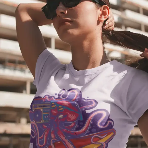 Camiseta Diseño Pulpo Surfeando con Radio Retro
