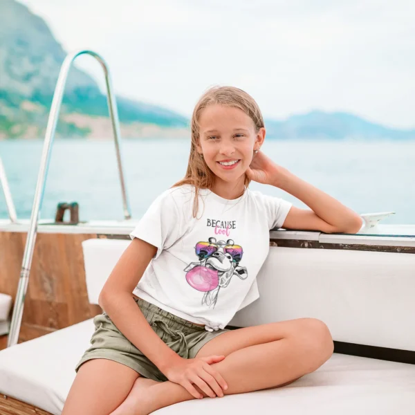 Camiseta 'Because I'm Cool' con jirafa y chicle