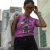 11674_86_11zon Camiseta Astronauta en Columpio Sueños Cósmicos