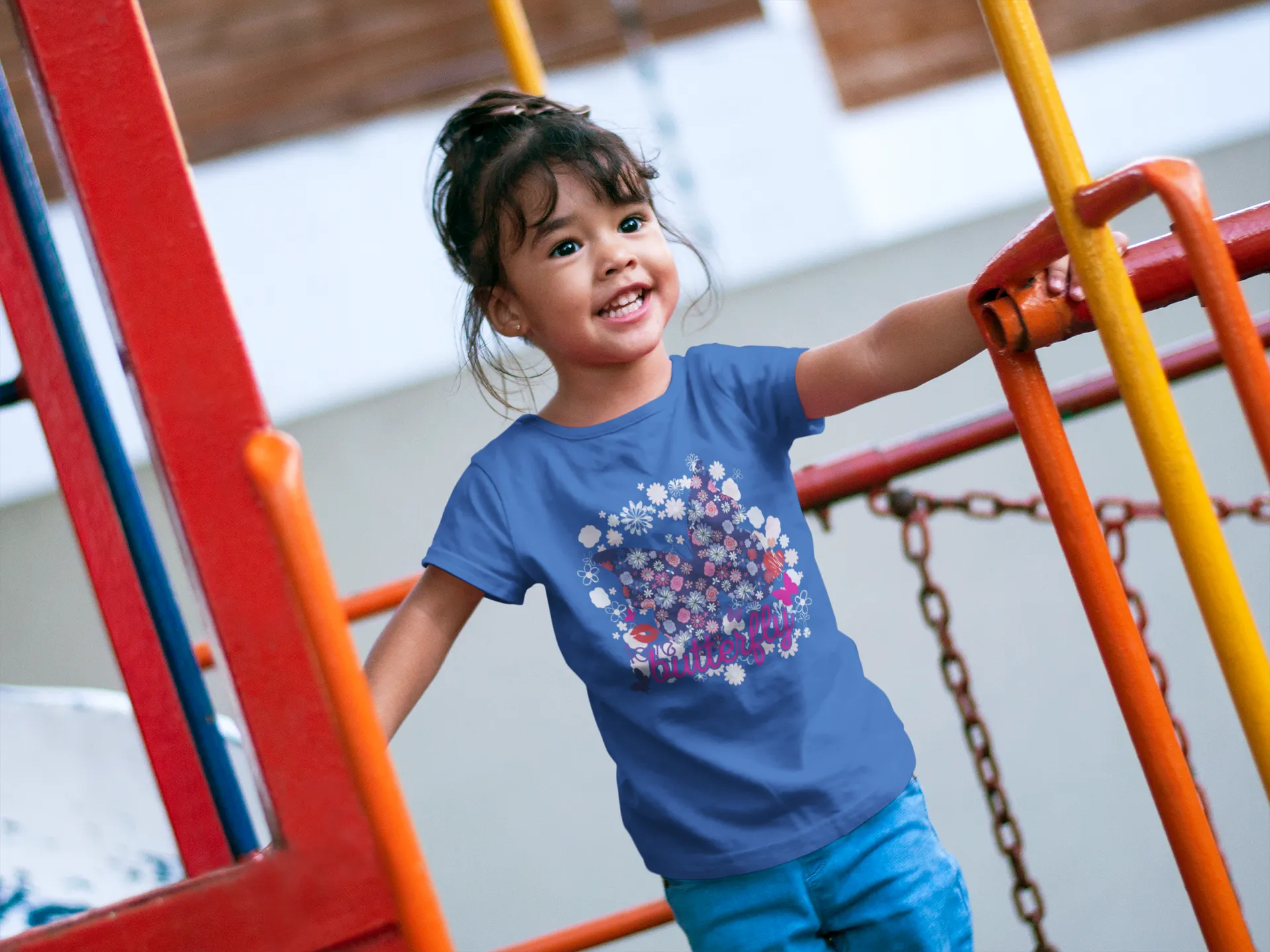 Camiseta con Estampado de Flores y Corazones