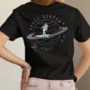 11708_1_11zon Camiseta 'Space Surfer' - Aventura Cósmica