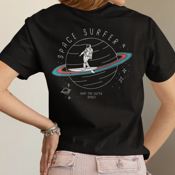 Camiseta 'Space Surfer' - Aventura Cósmica