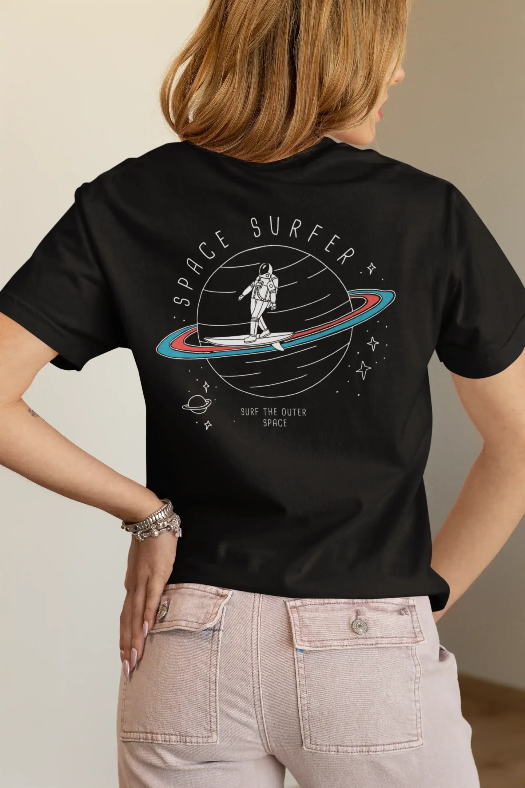 Camiseta 'Space Surfer' - Aventura Cósmica