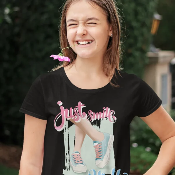 Camiseta con Frase "Just Smile and Walk"