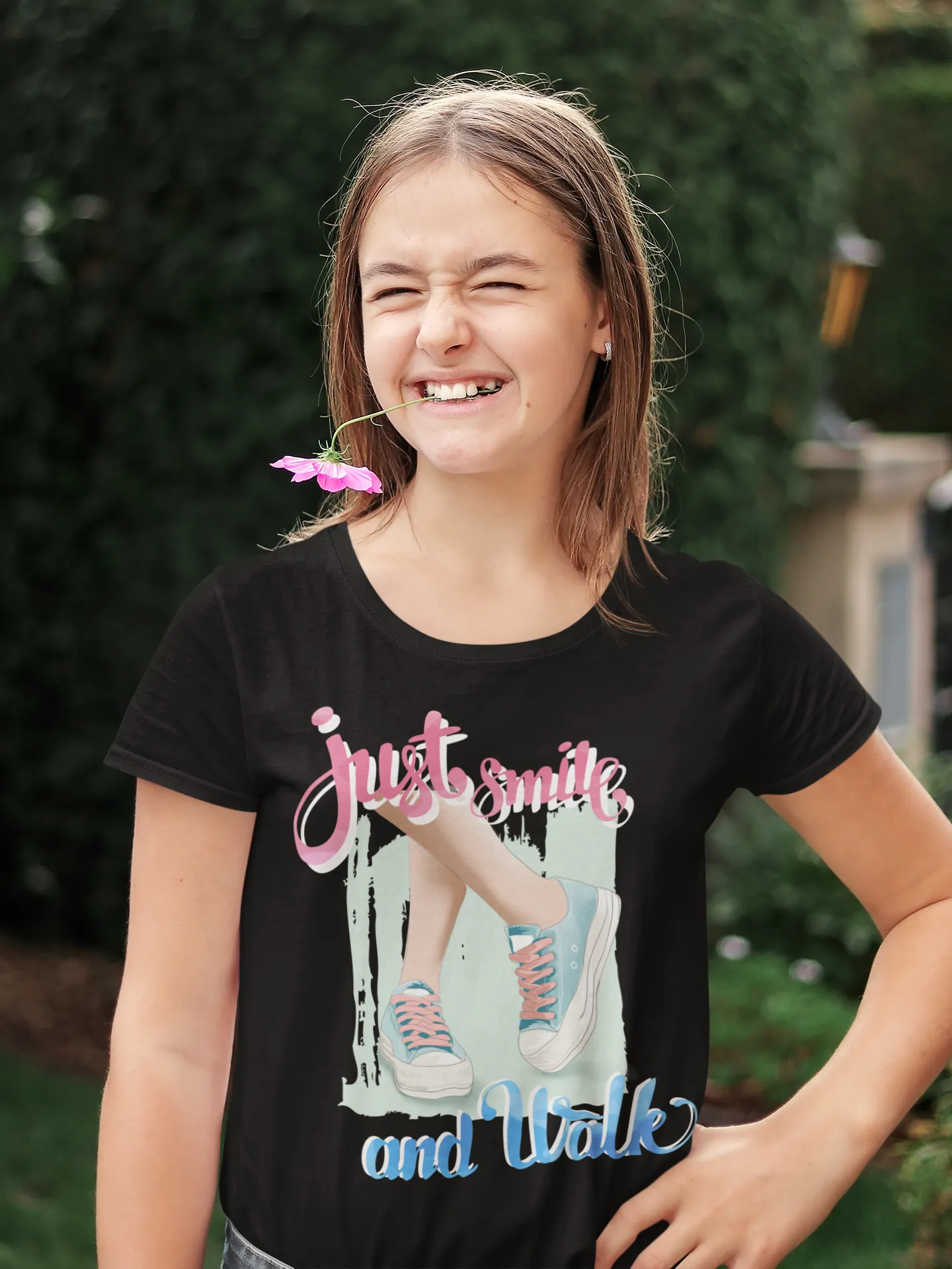 Camiseta con Frase "Just Smile and Walk"