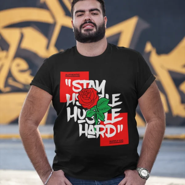 Camiseta "Stay Hustle Hard" - Estilo con Rosa