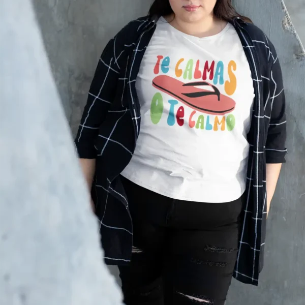 Camiseta de "Te Calmas o Te Calmo" con Chancla
