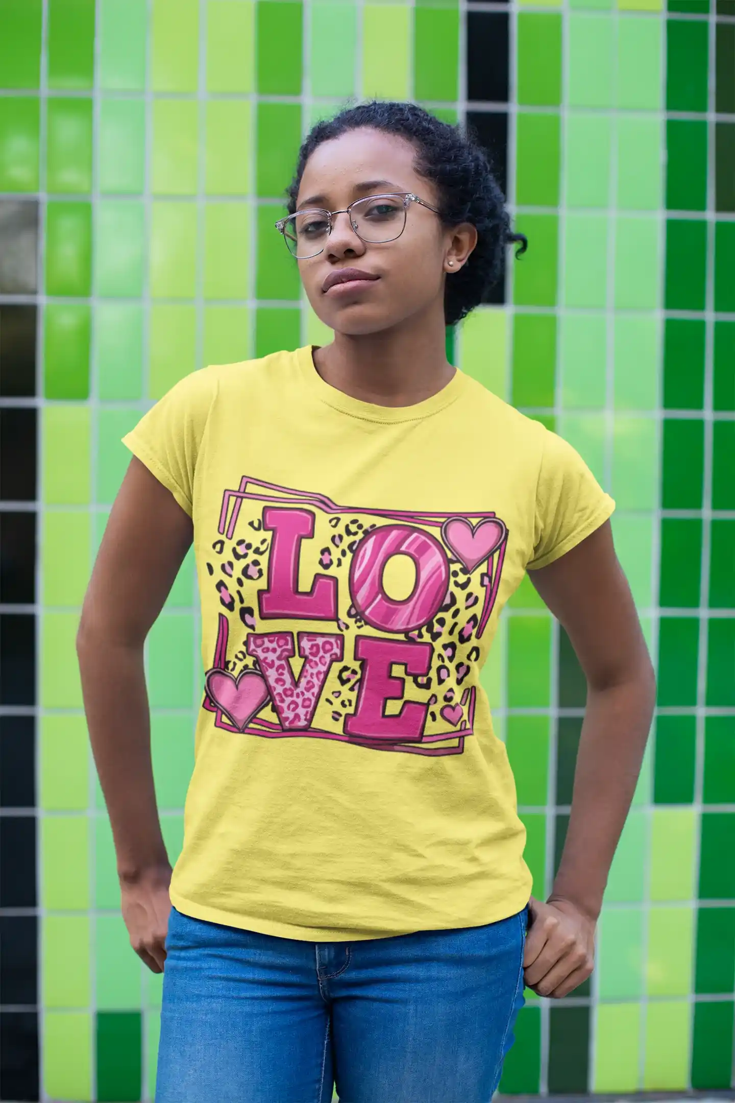 Camiseta de "LOVE" con Leopardo y Corazones