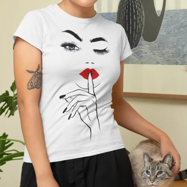 Camiseta de Diseño Facial con Labios Rojos