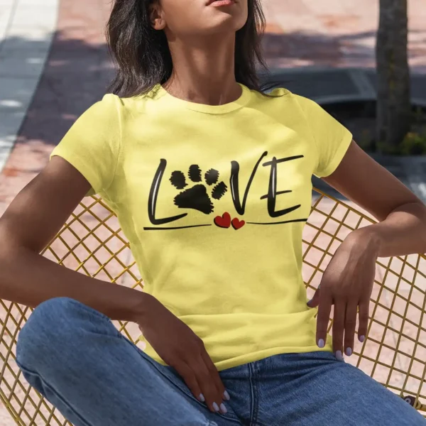 Camiseta "LOVE" con Huella de Perro y Corazones