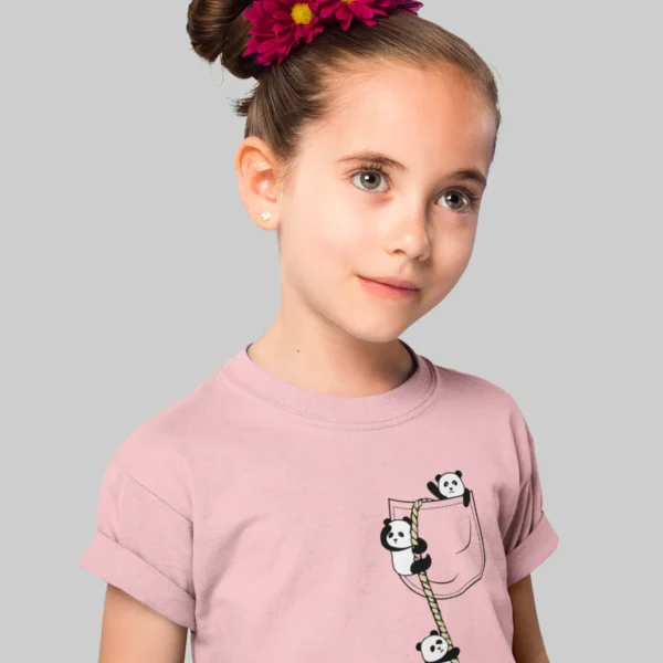Camiseta de Pandas Escalando un Bolsillo