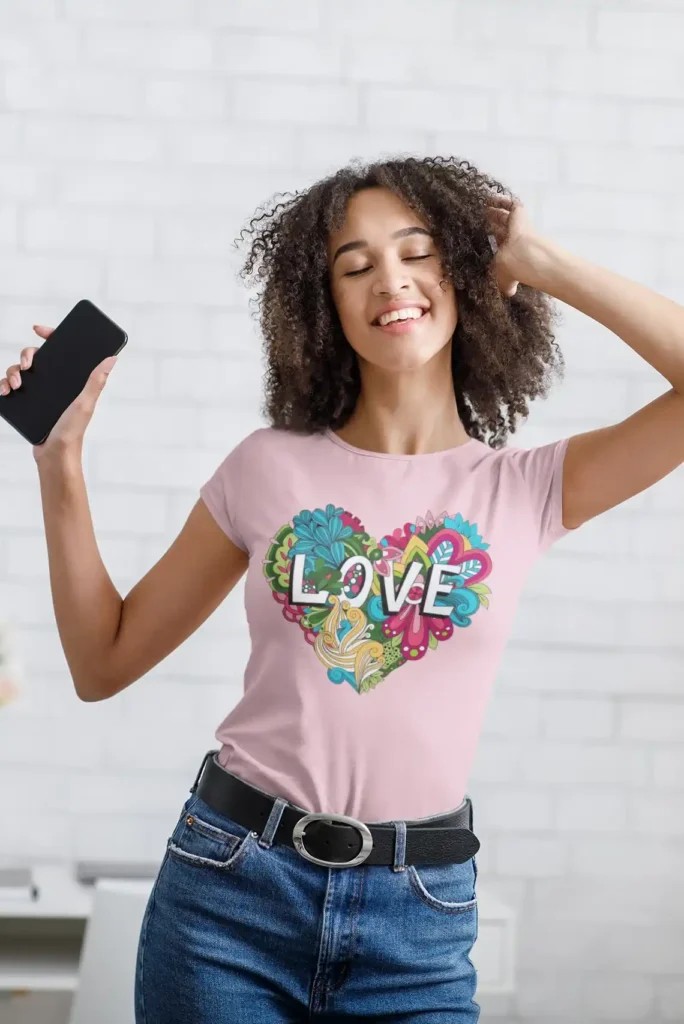 Camiseta de "LOVE" en Corazón Floral y Bohemio