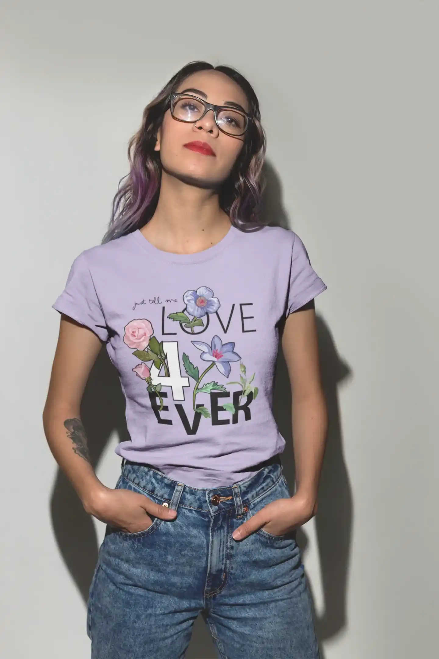 Camiseta de "Love 4 Ever" con Flores y Estilo